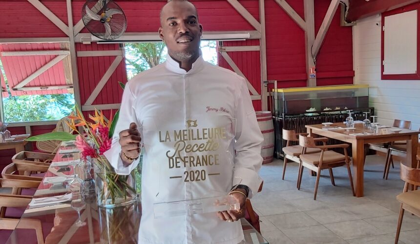 Jimmy Bibrac est de retour dans sa cuisine du restaurant Ô Z’Épices à Bouillante ce 29 décembre. Il a ramené de Paris le trophée de la « Meilleure recette de France 2020 ».