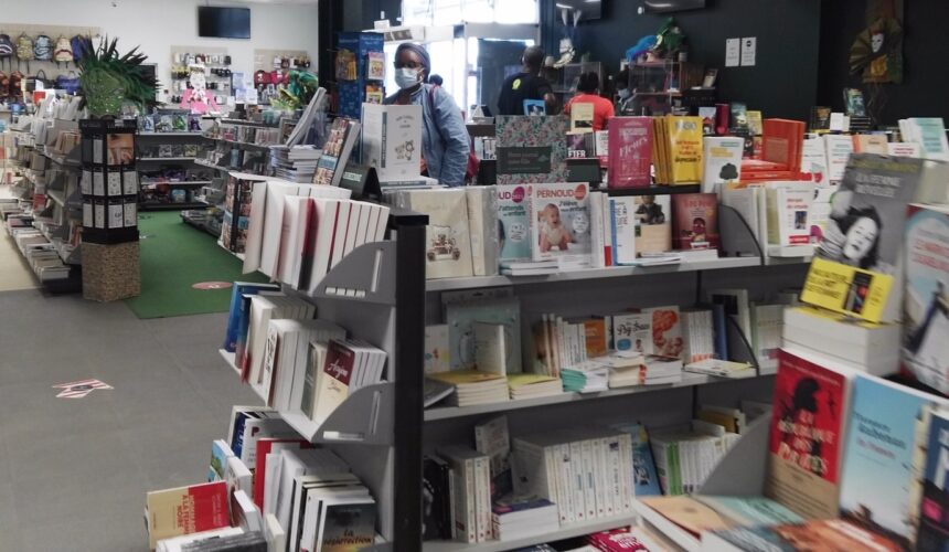 "La familia grande" de Camille Koucher sorti le 7 janvier est en rupture de stock ou en cours de commande pour une livraison le 10 février dans les librairies de Guadeloupe.