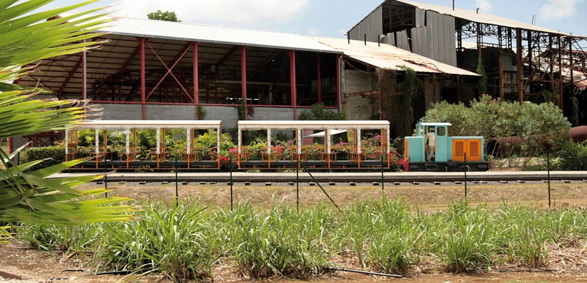 Beauport, le 22 juin 2021. Le train touristique et l'ancienne usine de Beauport dont une partie a été remise en état au premier plan.