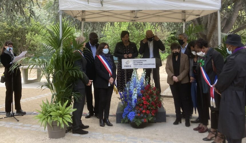 Anne Hidalgo et Jean-Marc Ayrault ont inauguré le jardin Toussaint Louverture le 10 mai à Paris.