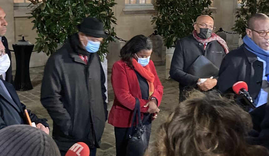 Les sénateurs et députés de Guadeloupe Victorin Lurel, Olivier Serva, Justine Bénin, Dominique Théophile, Max Mathiasin et Victoire Jasmin(hors champ) et le président du conseil départemental par intérim Jean Philippe Courtois ( au fond), à l’issue des quelques deux heures et demi de rencontre avec le premier ministre Jean Castex, les ministres Gerald Darmanin, Olivier Véran et Sébastien Lecornu, à Matignon ce lundi 22 novembre. Ils avaient convenu que seul Max Mathiasin prendrait la parole pour rendre compte de la rencontre. Le président de l’association des maires Jocelyn Sapotille, qui participait aussi à la rencontre, est sorti quelques instants plus tard. Philippe Gustin, directeur de cabinet de Sébastien Lecornu, ministre des Outre-mer, puis le ministre lui même étaient sortis un moment plus tôt. Selon les élus présents a Paris, le président de la région Ary Chalus, le futur président du conseil départemental Guy Losbar et la députée PS de Guadeloupe Hélène Vainqueur-Christophe ont participé à la rencontre ( à laquelle assistait également le directeur de cabinet de Jean Castex, Nicolas Revel), en visioconférence depuis la Guadeloupe.