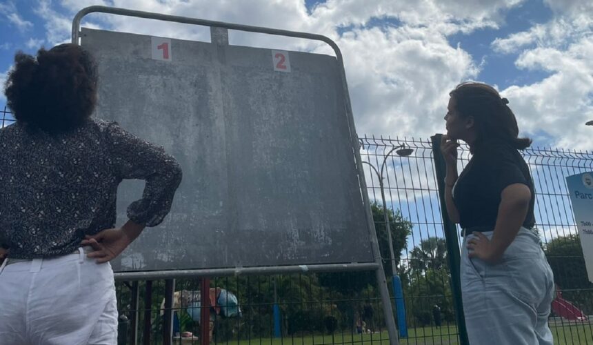Panneau électoral en attente des affiches pour le 2nd tour de la présidentielle 2022