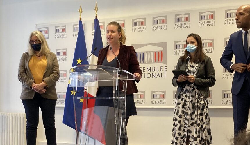 De gauche à droite : Les députés Annie Chapelier (Agir ensemble), Mathilde Panot (LFI), Olivier Serva (LREM) et Karine Lebon (PCF) ont présenté a l’Assemblée nationale le 10 février 2022, la proposition de résolution cosignée par 27 députés de toutes tendances politiques à la suite de la commission d'enquête parlementaire sur l'eau.