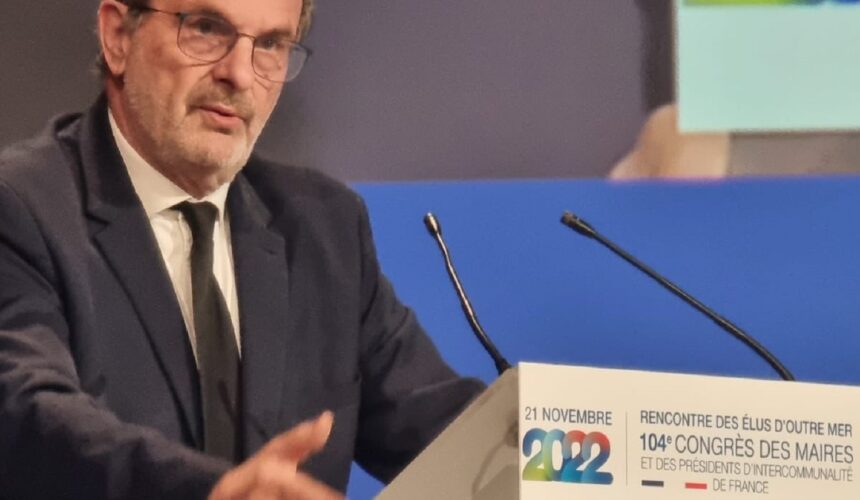 Jean-François Carenco ministre délégué chargé des Outre-Mer prononce le discours de clôture de la matinée des Outre-mer le 21 novembre à Issy-les-Moulineaux dans le cadre du 104e congrès des maires de France.
