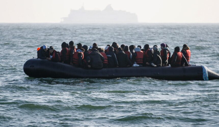 Nouvel accord entre Paris et Londres contre les traversées de migrants dans la Manche