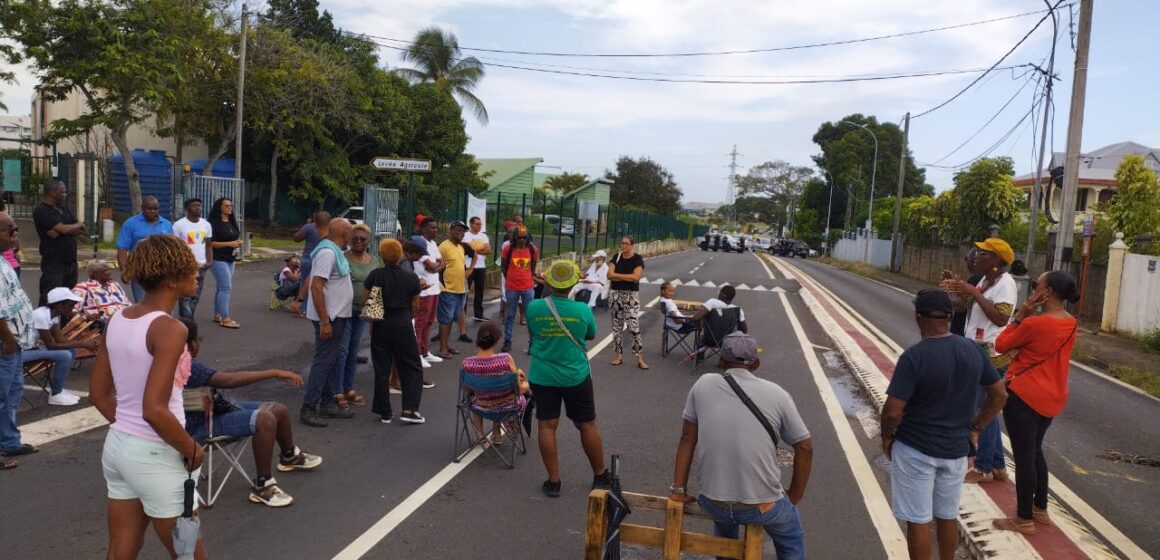 En grève depuis le 25 septembre, les manifestants du lycée agricole à Baie-Mahault s'installent dans la rue ce 18 octobre