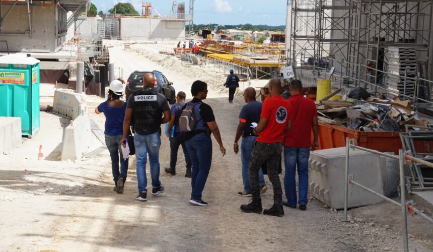 Image d’archives. Une opération Codaf (Comité opérationnel départemental anti-fraude) de contrôle contre le travail illégal lundi 9 mars 2020 sur le chantier de construction du nouveau CHU.