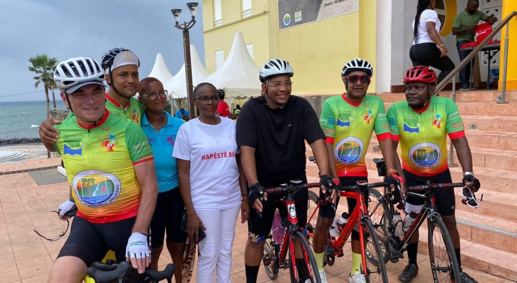 1ère édition de la randonnée cycliste "La route du cœur" samedi 11 novembre à 9 heures. Le maire de la commune, Jean-Philippe Courtois (en noir), a enfourché son vélo aux côtés du parrain de l'événement, Bernard Hinault (à gauche), quintuple vainqueur du Tour de France