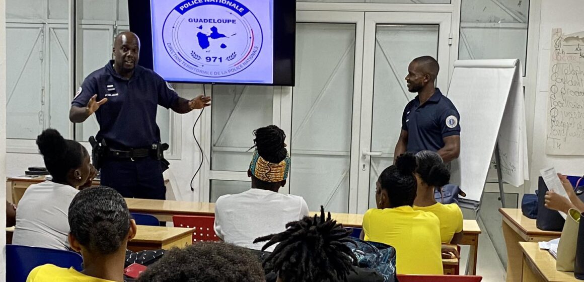 La police nationale participe aux journées portes ouvertes de l’auto-école Patrick aux Abymes le 7 décembre 2023. Photo : Police nationale de la GuadeloupeLa police nationale participe aux journées portes ouvertes de l’auto-école Patrick aux Abymes le 7 décembre 2023. Photo : Police nationale de la Guadeloupe
