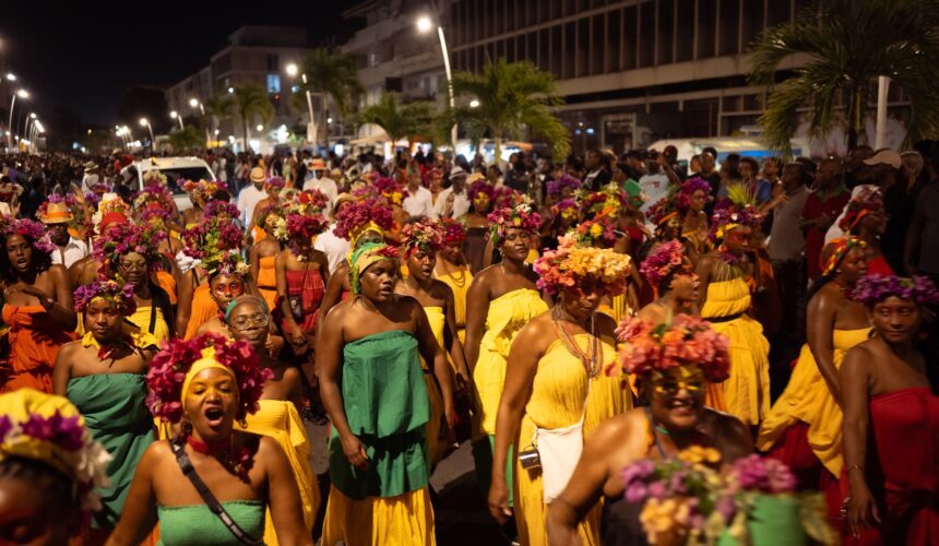 Le dimanche 7 janvier a marqué le lancement des festivités hautes en couleurs et en rythmes avec le début du carnaval 2024 à Pointe-à-Pitre (ici le groupe MKM) et à Basse-Terre. Photo : DR