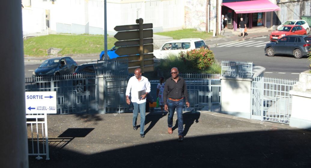 Le président du conseil régional de Guadeloupe Ary Chalus (chemise blanche), poursuivi pour dépassement du plafond de dépenses électorales, abus de confiance et détournement de fonds, à son arrivée au tribunal correctionnel de Basse-Terre jeudi 12 octobre 2023. Image Blast / TG