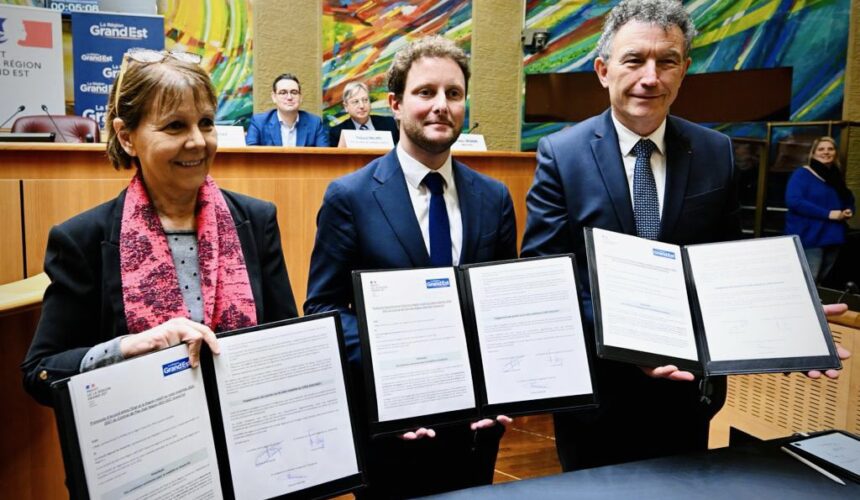 Le ministre délégué aux Transports Clément Beaune (au centre) signe le 15 décembre, le volet transports du contrat de plan État-région Grand Est avec le président du conseil régional Franck Leroy (à d.). Photo : Twitter : @Franck_LEROY_