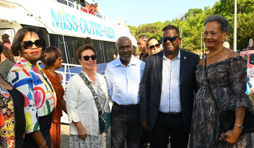 de d. à g. : Rolande Nadille-Vala maire de Terre-de-Bas, Guy Losbar président du Département, Jean-Claude Gbenou médecin généraliste, Brigitte Scherb, responsable à l'Agence régionale de santé pour l'organisation des structures de santé, Solanges Nadille sénatrice de Guadeloupe, le 3 février au débarcadère de Terre-de-Bas à l’occasion de l’inauguration du cabinet médical de la commune.