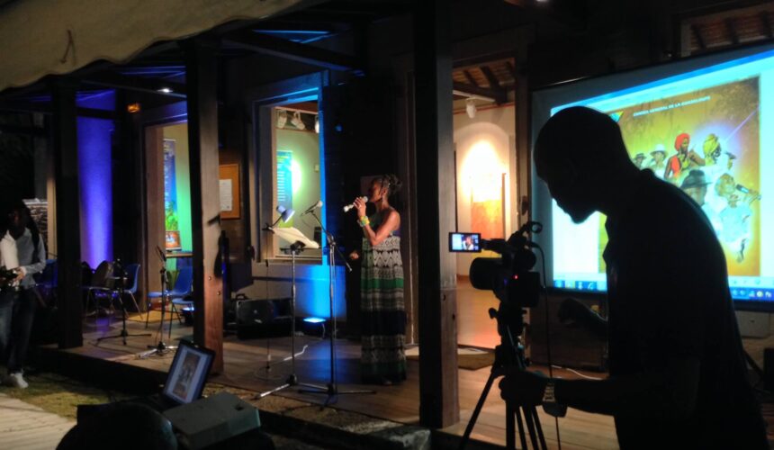 Image d’archive. Vendredi 27 septembre 2013 19h Fort Fleur d'Epée, Le Gosier. Marie-Line Dahomay présente Palé pou sonjé, l'action de la Médiathèque Caraïbe autour de son fonds de collecte sur la mémoire orale de la musique traditionnelle de la Guadeloupe. Photo : FB La Médiathèque Caraïbe - Laméca