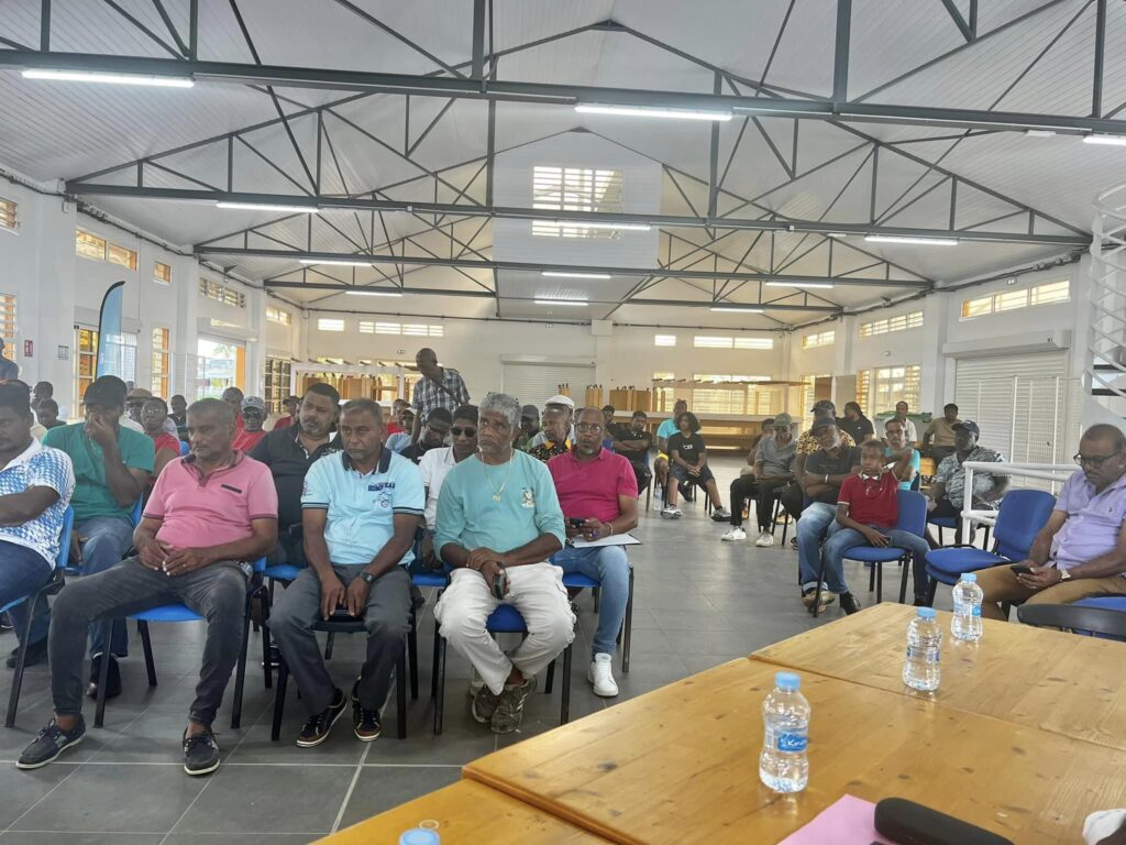 Le 16 février 2024, des producteurs de canne-à-sucre invitent les 4 députés de Guadeloupe et des maires à une réunion publique pour expliquer leur revendication d'augmentation du prix de la tonne de canne. Photo : FB : Christian Baptiste