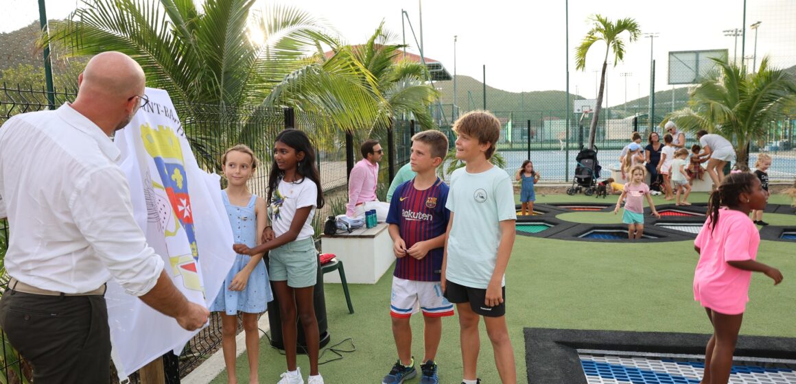 Le 14 février, la plaine des jeux de St Jean à Saint-Barthélemy accueille l'inauguration de sa nouvelle zone ludique. Dévoilement de la plaque. Photo : FB Collectivité de Saint-Barthélemy Officiel