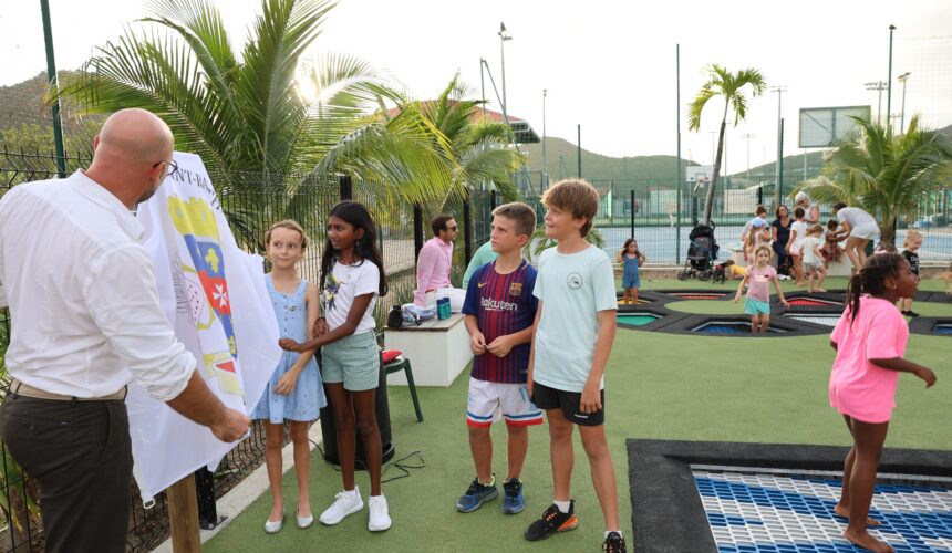 Le 14 février, la plaine des jeux de St Jean à Saint-Barthélemy accueille l'inauguration de sa nouvelle zone ludique. Dévoilement de la plaque. Photo : FB Collectivité de Saint-Barthélemy Officiel