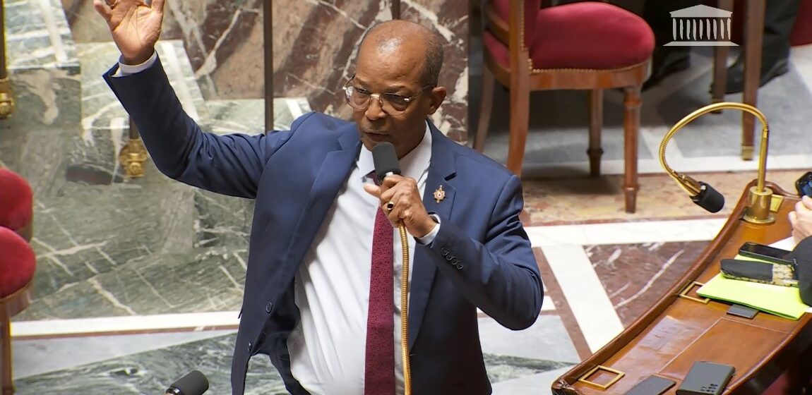 En séance publique le 29 février 2024, l’Assemblée nationale adopte le projet de loi visant à reconnaître la responsabilité de l’État et à indemniser les victimes du chlordécone. Le député de Guadeloupe Elie Califer, rapporteur de la loi parle d’un loi « insatisfaisante au regard de la demande sur les territoires » mais croit « qu’un chemin sera trouvé ». Photo : capture écran Assemblée nationale.