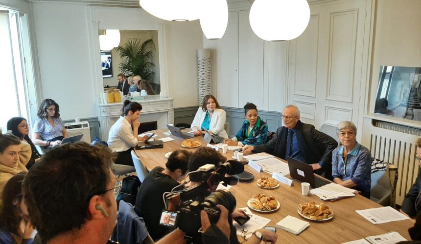 Conférence de presse le 21 mars à Paris avec Maryse Artiguelong vice-présidente de la FIDH Sabrina Cajoly présidente de Kimbé rèd FWI et Patrick Baudouin président de la LDH autour de l’accès à l’eau potable en Guadeloupe et la lutte contre le chlordécone aux Antilles. Photo : X FIDH