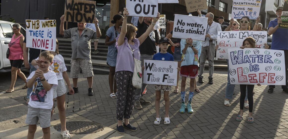 Manifestation contre les coupures d'eau dans le quartier de Blairgowrie, à Johannesburg, le 12 mars 2024 en Afrique du Sud AFP WIKUS DE WET