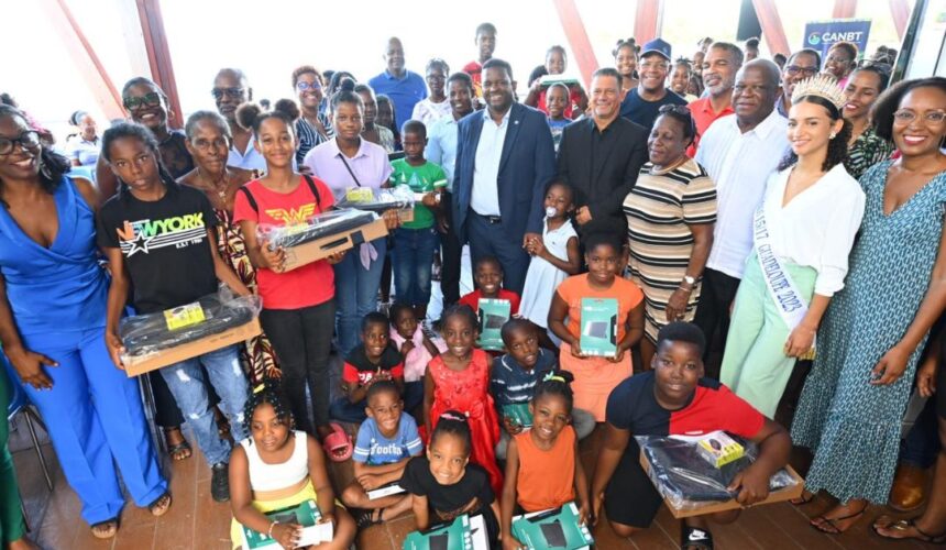 80 écoliers et collégiens ont reçu des ordinateurs et tablettes numériques samedi 23 mars à la base Nautique de Sainte-Rose. Photo : FB Communauté d'Agglomération du Nord Basse-Terre