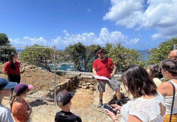 Les portes du chantier de fouilles archéologiques préventives au Fort Gustaf III à Saint-Barthélemy se sont ouvertes aux visiteurs samedi 13 avril. Photo : Collectivité de Saint-Barthélemy Officiel