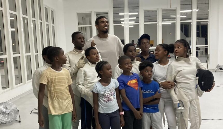 Les petits pensionnaires du Cercle des escrimeurs de Pointe-à-Pitre se sont enthousiasmés de la visite surprise de Yanick Borel ce 8 avril. Photo : Cercle des escrimeurs de Pointe-à-Pitre