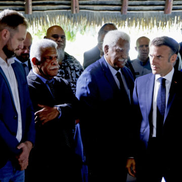 Le président du gouvernement de la Nouvelle-Calédonie, Louis Mapou (3e à partir de la gauche photo ci-dessus), et le président du Congrès de la Nouvelle-Calédonie, Roch Wamytan (au centre), ont assisté à une réunion avec le Président français Emmanuel Macron (2e à partir de la droite), des élus de la Nouvelle-Calédonie et des représentants locaux à la résidence du Haut-commissaire français Louis Le Franc à Nouméa, hier 23 mai. Photo Ludovic Marin / Pool / AFP)