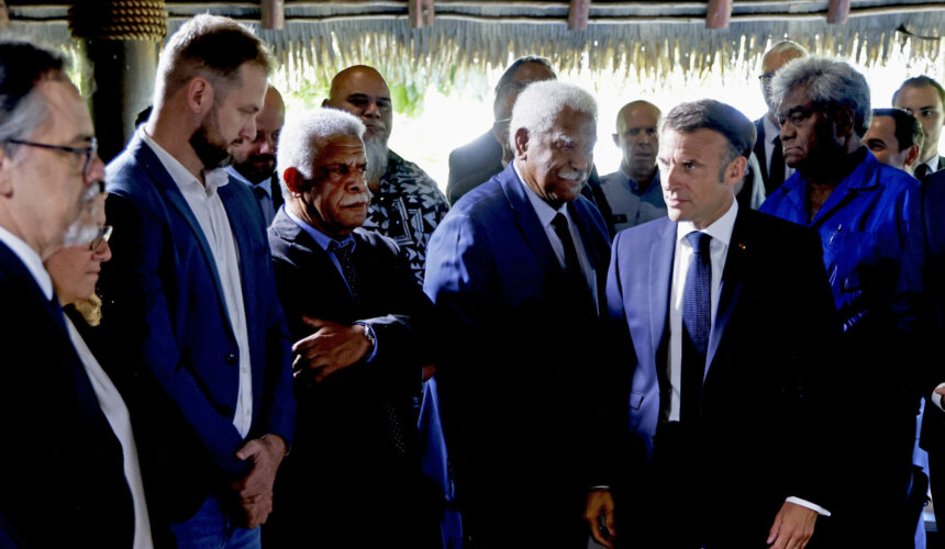 Le président du gouvernement de la Nouvelle-Calédonie, Louis Mapou (3e à partir de la gauche photo ci-dessus), et le président du Congrès de la Nouvelle-Calédonie, Roch Wamytan (au centre), ont assisté à une réunion avec le Président français Emmanuel Macron (2e à partir de la droite), des élus de la Nouvelle-Calédonie et des représentants locaux à la résidence du Haut-commissaire français Louis Le Franc à Nouméa, hier 23 mai. Photo Ludovic Marin / Pool / AFP)
