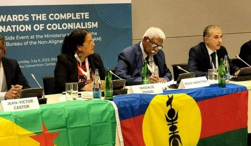 À Baku, capitale de l’Azerbaïdjan, était organisé en juillet 2023 le sommet ministériel du mouvement des Non-alignés. Lors de la table ronde « Vers une complète élimination du colonialisme », Rock Wamytan, président du Congrès de la Nouvelle-Calédonie a déclaré que la politique de la France contre le peuple de Nouvelle-Calédonie se poursuit toujours. « La France ne se retire pas de sa position. Notre nation est très attachée à son histoire et veut faire entendre sa voix à l'international », a-t-il précisé.