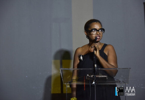 Laurella Yssap-Rinçon au Mémorial acte à l'inauguration de l'exposition temporaire d'architecture Jamaican février 2022.