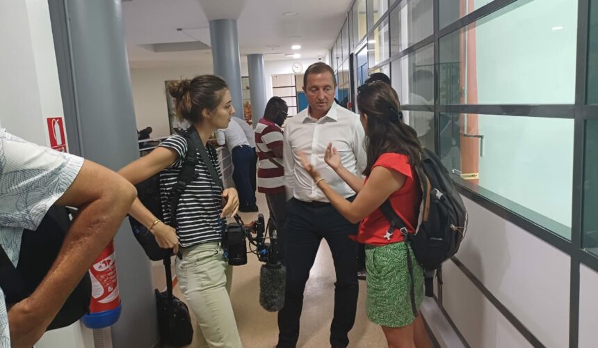 Le directeur délégué de Gardel Nicolas Philippot (en chemise blanche), a finalement signé mardi 30 avril le protocole qui a mis d’accord planteurs, Etat, Région, Département.