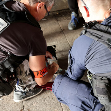 La CRS 8 est déployée pour lutter contre les trafics de drogues dans le quartier Pissevin. Le maire de Nîmes Jean-Paul Fournier a pris la décision lundi de fermer la médiathèque à la suite des pressions exercées sur le personnel par des trafiquants de drogue. Photo : Alain Robert / Sipa / 2306071911