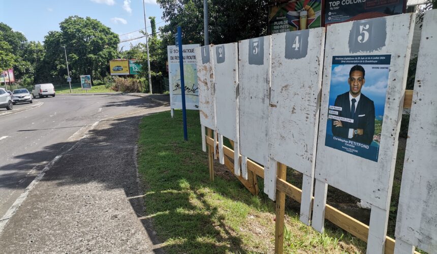 Vendredi 21 juin 2024 au rond point de Destrellan à Baie-Mahault, dans la 2e circonscription, seul un candidat a apposé son affiche pour les élections législatives. Photo : Le Courrier de Guadeloupe