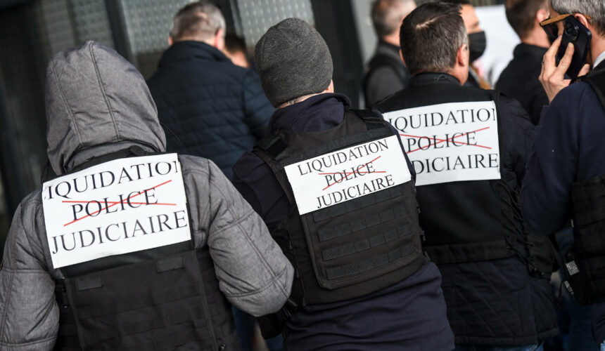 Le 16 mars 2023, des policiers judiciaires sont rassemblés lors d'une manifestation contre la réforme prévue de la police judiciaire (PJ) devant le palais de justice de Nantes, dans l'ouest de la France. Ils s’opposent à la réforme qui verrait le risque d'un 'nivellement par le bas' de la prestigieuse police judiciaire, chargée des crimes et des enquêtes les plus complexes. Photo :Sébastien Salom-Gomis / Sipa / 2303161323Photo :Sébastien Salom-Gomis / Sipa / 2303161323
