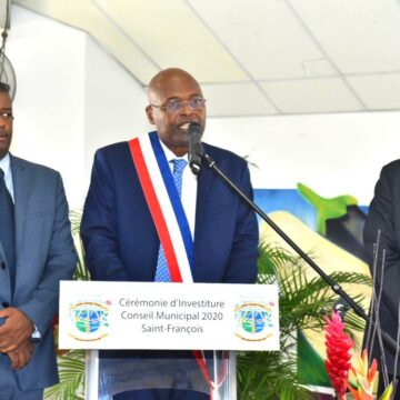 « Merci. Maintenant, au travail » disait Bernard Pancrel après son intronisation dans le fauteuil de maire de Saint-François le 4 juillet 2020 avec ici en photo à sa gauche l’exécutif régional Ary Chalus, et sa droite l’exécutif départemental Guy Losbar. Photo : FB Bernard Pancrel