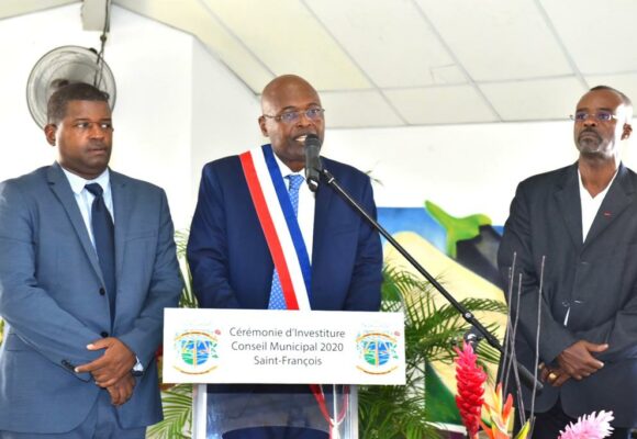 « Merci. Maintenant, au travail » disait Bernard Pancrel après son intronisation dans le fauteuil de maire de Saint-François le 4 juillet 2020 avec ici en photo à sa gauche l’exécutif régional Ary Chalus, et sa droite l’exécutif départemental Guy Losbar. Photo : FB Bernard Pancrel