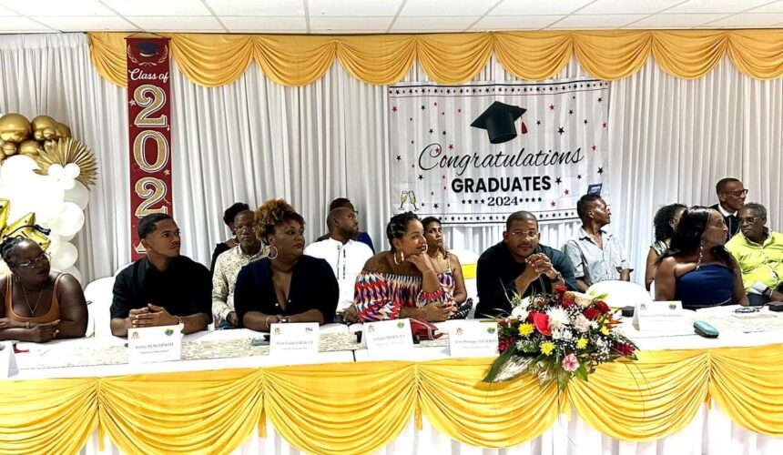 Le maire Jean-Philippe Courtois (arrière fleurs) préside en juillet la cérémonie de récompenses durant laquelle les bacheliers de la commune de Capesterre Belle-Eau se sont vu remettre 150 euros. Photo : FB Ville de Capesterre Belle-Eau