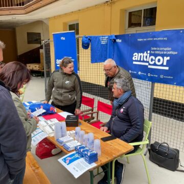 Le 31 mai 2024, le stand d'Anticor au Festival Faire Autrement dédié à mieux faire vivre la démocratie, la préservation des ressources et l’innovation collective. Photo : Anticor