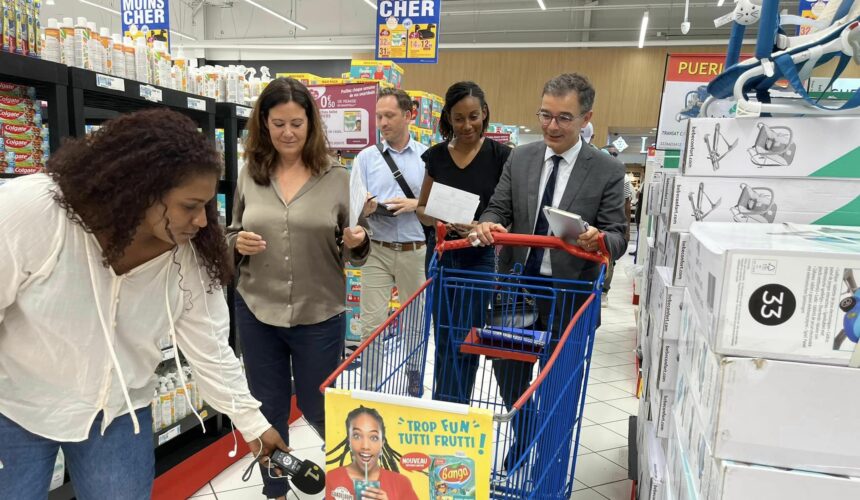 Le 13 septembre, des agents de la direction de l'Économie, de l'Emploi, du Travail et des Solidarités, accompagnés de Franck Dorge, directeur de cabinet du préfet, ont vérifié les prix des produits BQP dans un hypermarché de Baie-Mahault. Photo : FB Préfecture de Guadeloupe