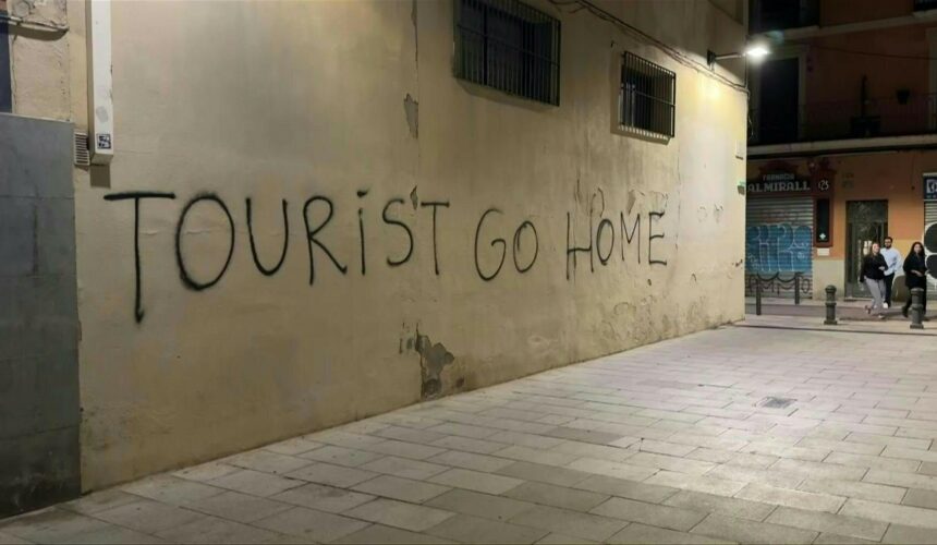Confrontée à un afflux toujours plus massif de visiteurs, Barcelone la capitale catalane souhaite revoir son modèle touristique, source de tensions parmi les habitants.