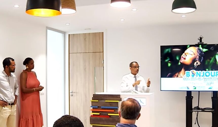 Rodrigue Solitude, directeur général par intérim du Comité du Tourisme des Îles de Guadeloupe, le 30 avril 2024 dans les nouveaux bureaux de l'Immeuble Antharès à Dothémare, lors de la présentation de l'opération de promotion touristique intrainsulaire "Bonjour Les Îles de Guadeloupe".