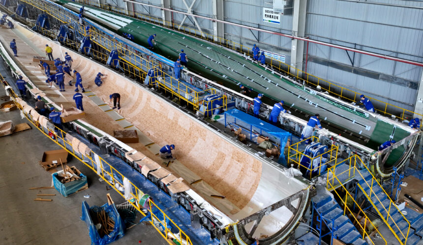 12 octobre 2024 - Le personnel produit des pales d'éoliennes sur la chaîne de production de pales d'éoliennes de Shanghai Electric Wind Power (Zhangye), le 12 octobre 2024, dans la ville de Zhangye, province de Gansu, Chine. Photo : CFOTO / Sipa USA