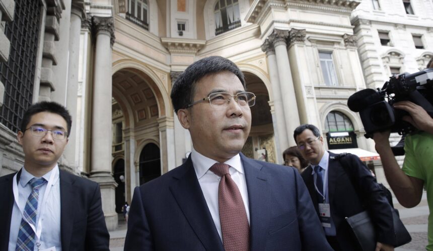 Liu Liange, alors président de la Banque de Chine, arrive à l'occasion du forum financier Italie-Chine, à la mairie de Palazzo Marino, à Milan, en Italie, le 10 juillet 2019. Photo : AP Photo/Luca Bruno