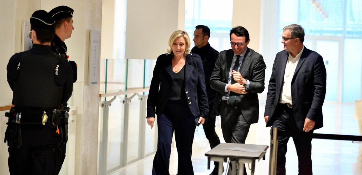 Paris le 13 novembre 2024. Marine Le Pen, ancienne présidente du parti d'extrême droite Rassemblement national (RN), aujourd'hui députée, et Louis Aliot, vice-président du parti, photographiés pendant une pause lors de l'audience des plaidoiries finales de leur procès avec 24 autres personnes pour détournement de fonds du Parlement européen au profit du parti d'extrême droite. Photo : Cyril Pecquenard / Sipa