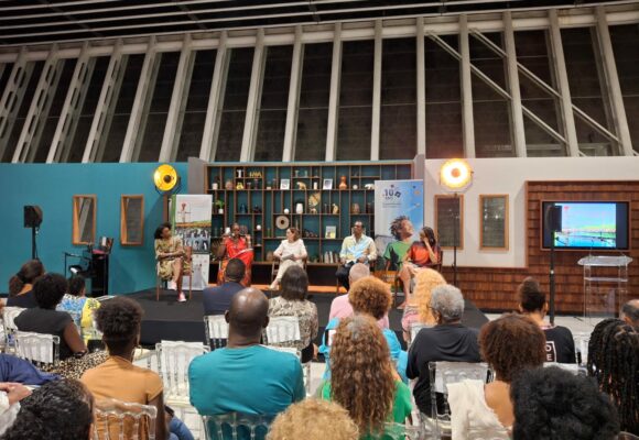 Ce samedi 23 novembre, l’aéroport Guadeloupe Maryse-Condé a accueilli une soirée artistique en hommage à l’écrivaine guadeloupéenne. Photo : FB Région Guadeloupe