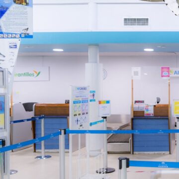 Saint-Martin, aéroport de Grand-Case comptoirs d’Ait Caraïbes et Air Antilles. Photo : Aurélien Brusini via AFP