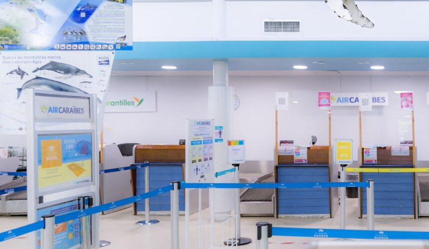 Saint-Martin, aéroport de Grand-Case comptoirs d’Ait Caraïbes et Air Antilles. Photo : Aurélien Brusini via AFP