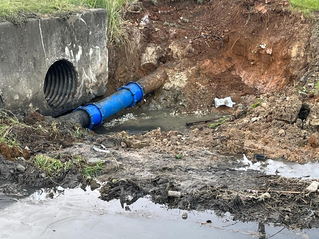 Une rupture sur la canalisation au niveau du Raizet aux Abymes est réparée le 17 mai 2024. Photo : SMGEAG