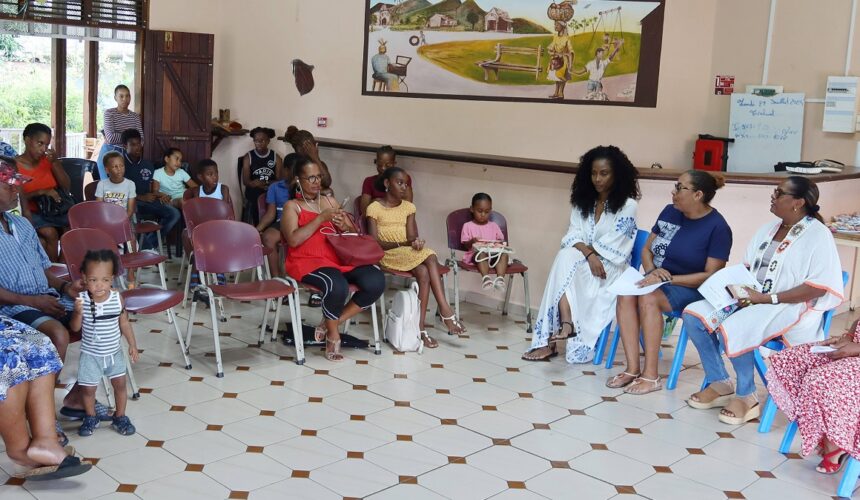 La journaliste Christine Kelly en action avec son association K d'Urgence d’aide aux familles, à Baie-Mahault le 9 aout 2024. Photo : Morel / Simax / Sipa